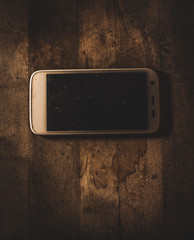Teléfono móvil sobre un fondo de madera