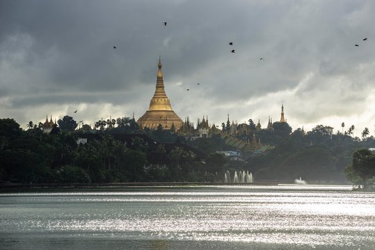 Golden main stupa, chedi, Shwedagon Pagoda, Kandawgyi Lake, Kandawgyi Nature Park, Yangon or Rangoon, Yangon Region, Myanmar, Asia
