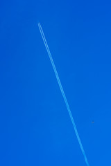 春の青空に飛行機雲　4/28撮影