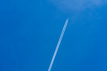 春の青空に飛行機雲　4/28撮影