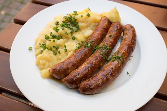 Franconian sausages and potato salad, Frankische Bratwurste, Klingenberg am Main, Lower Franconia, Franconia, Bavaria, Germany, Europe