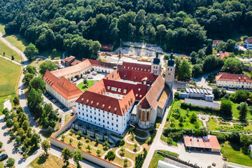 Luftaufnahme des Klosters Plankstetten im Naturpark Altmühltal, Bayern, Deutschland, im Sommer - obrazy, fototapety, plakaty
