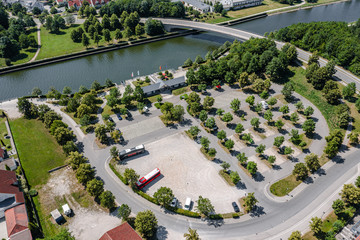 Luftaufnahme der Anlegestelle Berching am Europakanal / Rhein-Main-Donau-Kanal im Naturpark...
