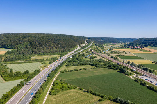 Luftaufnahme der Bundesautobahn A9 am Kindinger Berg, Bayern, Deutschland