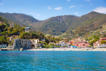 Fototapeta premium Liguria, Włochy wybrzeże Riviera z kolorowymi domami w słoneczny, ciepły dzień. Monterosso al Mare, Vernazza, Corniglia, Manarola i Riomaggiore, Park Narodowy Cinque Terre z listy światowego dziedzictwa UNESCO