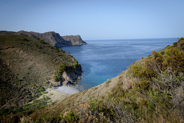 Naklejka premium Bahía de Joncols en el Cap Norfeu, al sur del cabo de Creus en el Alto Ampurdan, provincia de Gerona, Cataluña en la Costa Brava