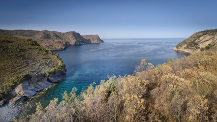 Fototapeta premium Bahía de Joncols en el Cap Norfeu, al sur del cabo de Creus en el Alto Ampurdan, provincia de Gerona, Cataluña en la Costa Brava