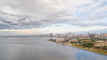 Obraz premium Manila city in the morning, view from above. Panorama of a large port city. City with modern buildings and skyscrapers. Manila, the capital of the Philippines. Asian metropolis.