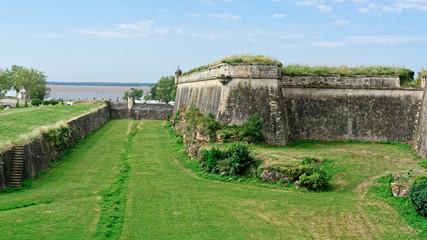 Fototapeta na wymiar Vue de la Gironde depuis un bastion de la citadelle à Blaye