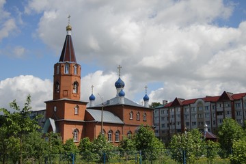 Fototapeta na wymiar view of the church under the blue sky with white clouds in the city of Kanash, Chuvashia
