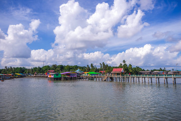 Fototapeta premium Tęczowa wioska na wyspie Tanjung Pinang Bintan