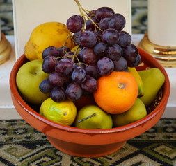 A bowl full of fresh fruits