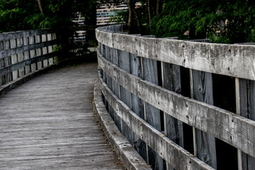 Naklejka premium old trestle over clear lake