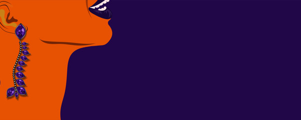 Profilo di bella donna sorridente con orecchino prezioso di gemme viola. Sfondo orizzontale