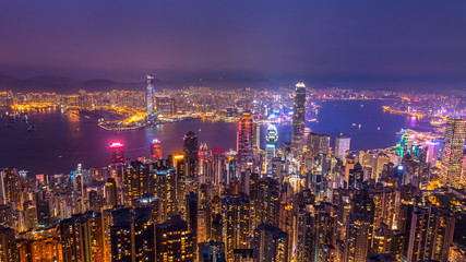 Obraz premium High view of Hong Kong skyline cityscape night light over Victoria harbour at Victoria Peak