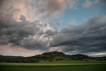 Regenwolken bei Sonnenuntergang