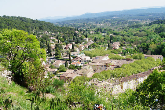 Ville de Cotignac dans le Var vue de la colline