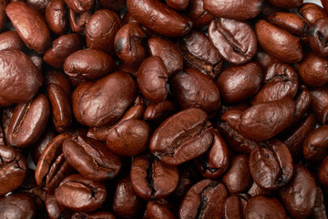 Naklejka premium aromatyczne palone ziarna kawy na białym tle