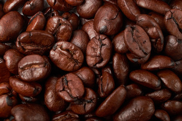 Naklejka premium aromatic roasted coffee beans on white background