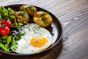 Fried egg, boiled potatoes and vegetables