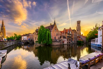Afwasbaar Fotobehang Brugge Klassieke weergave van het historische stadscentrum van Brugge (Brugge), provincie West-Vlaanderen, België. Zonsondergang stadsgezicht van Brugge. Kanalen van Brugge