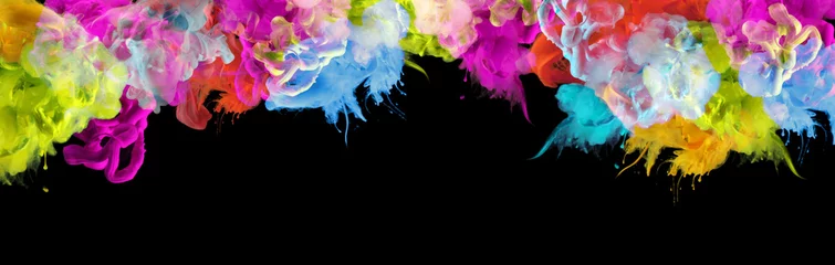 Acrylfarben in Wasser. Tintenklecks. Abstrakter schwarzer Hintergrund. Horizontales langes Banner. © Liliia