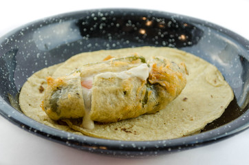 Chile relleno en plato de peltre