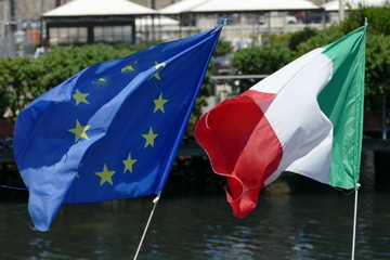 Bandiera europea e italiana issate sulla barca