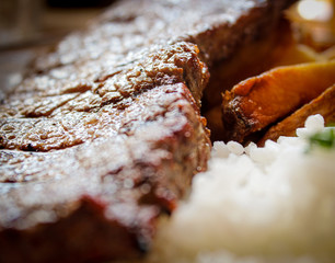 Bife de miolo da alcatra com arroz e batata frita