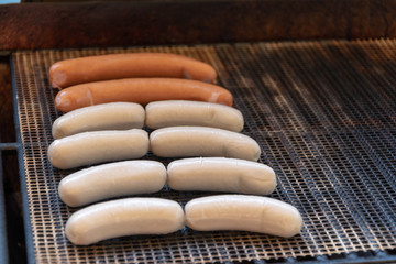 Würste auf dem Grill