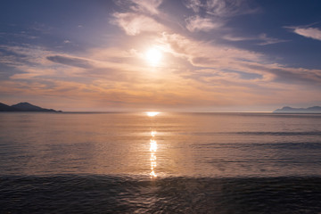 Fototapeta na wymiar Idylle am Meer mit Orangem Himmel bei Sonnenaufgang in mallorca
