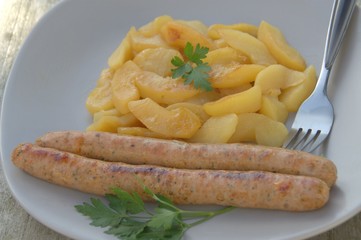 saucisses et pommes en légumes, repas , assiette