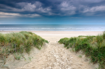 chemin sur la dune de sable jusqu& 39 à la plage de la mer du Nord