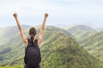 Obraz premium Female reaching the top of mountain. Location Hawaii.