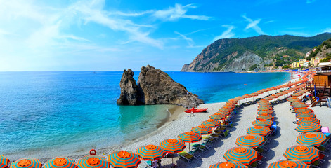Panoramisch uitzicht over kleurrijke parasols op een strand in het Cinque Terre-dorp Monterosso