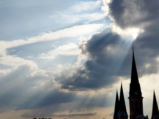 Sonnig und wolkig über der Lambertikirche