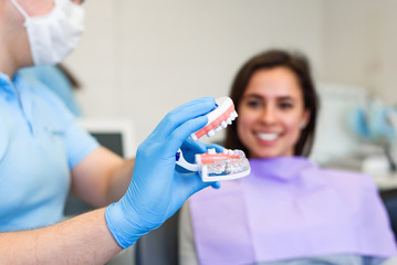 Obraz premium The dentist speaks with the female patient in modern clinic.