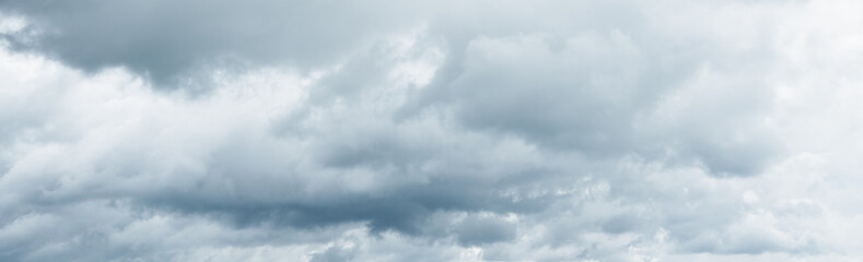 Fototapeta premium Panorama pięknych chmur. Deszczowe chmury nad horyzontem.