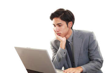 ノートパソコンで仕事中のビジネスマン