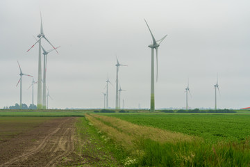 Windkraftwerk bei stark bew&ouml;lktem Himmel