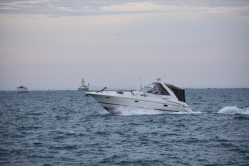 Obraz premium yatch on beach golden hour 