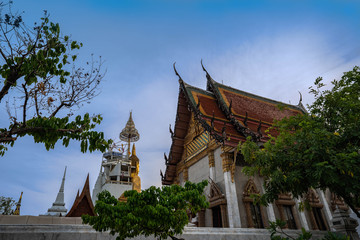 Obraz premium church at wat Intharawihan. This 32 metre high and 10 feet wide Buddha is the biggest of its kind in the world. Wat Intharawihan is on wisut Kasat road Bangkok Thailand.
