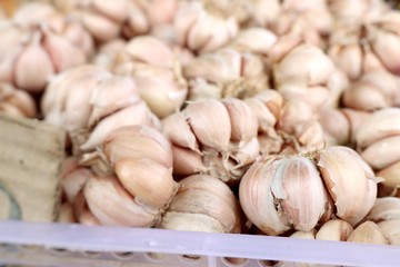Sell garlic at the market