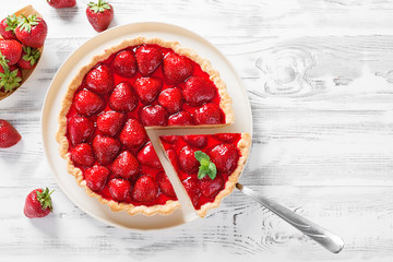 Delicious strawberry tart on white wooden background, top view - obrazy, fototapety, plakaty