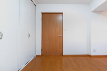 内装の扉と壁　Simple unfurnished apartment space