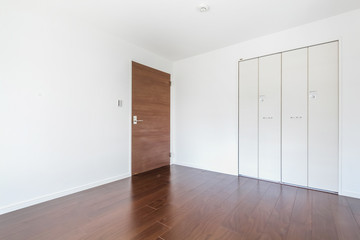 内装の扉と壁　Simple unfurnished apartment space