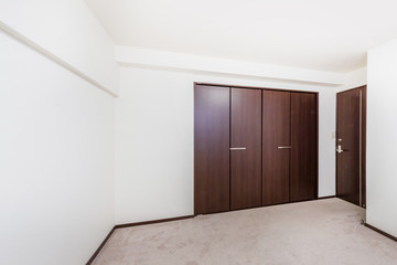 内装の扉と壁　Simple unfurnished apartment space