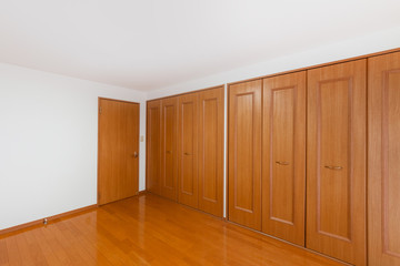 内装の扉と壁　Simple unfurnished apartment space