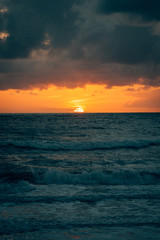Obraz premium Dramatic sunset over waves in the Pacific Ocean, in Santa Monica, California