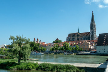 Fototapeta na wymiar Regensburg Cathedral, in the foreground the Danube.